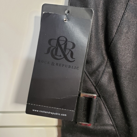 Black coated mini skirt. - Picture 5 of 7